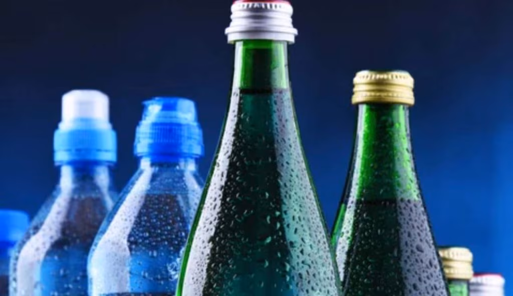 Acqua in plastica e in vetro (Depositphotos foto) - www.systemcue.it