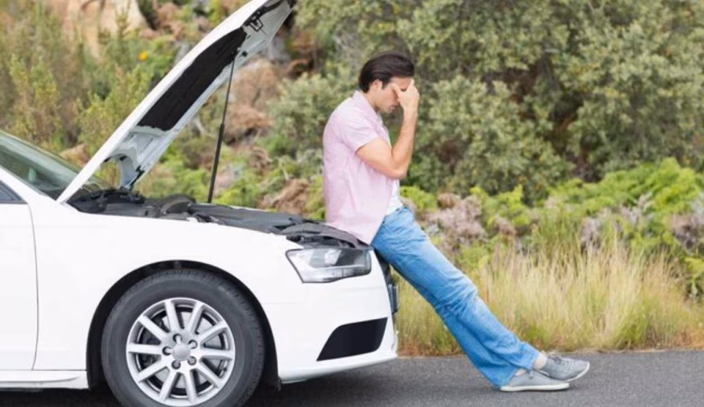 Uomo disperato con auto