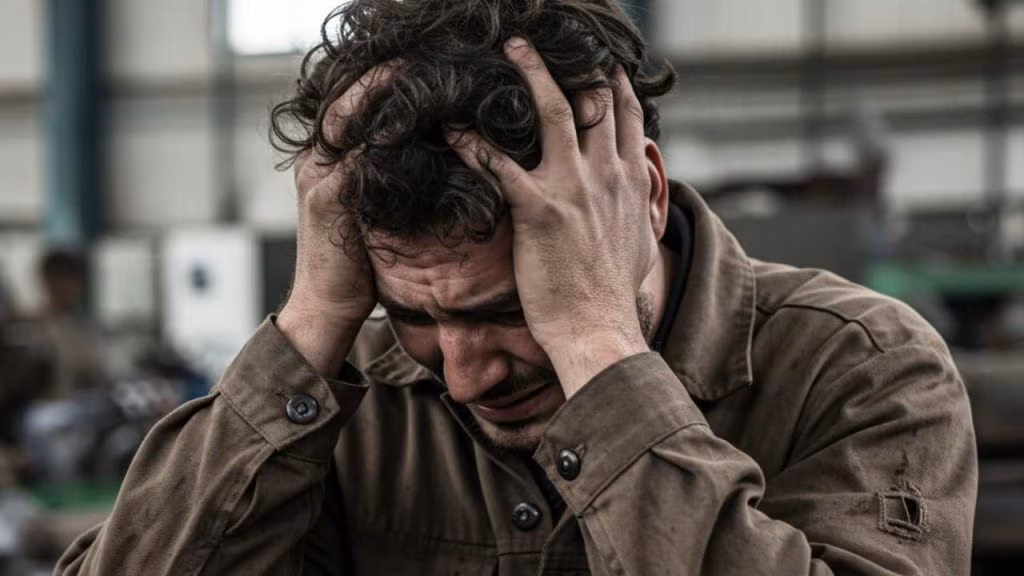 Lavoratore triste, disperazione - foto (C) Teleone.it