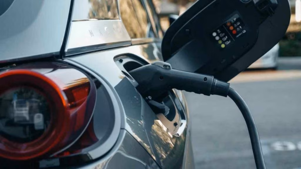 Ricarica di un'auto elettrica (foto pexels) - teleone.it