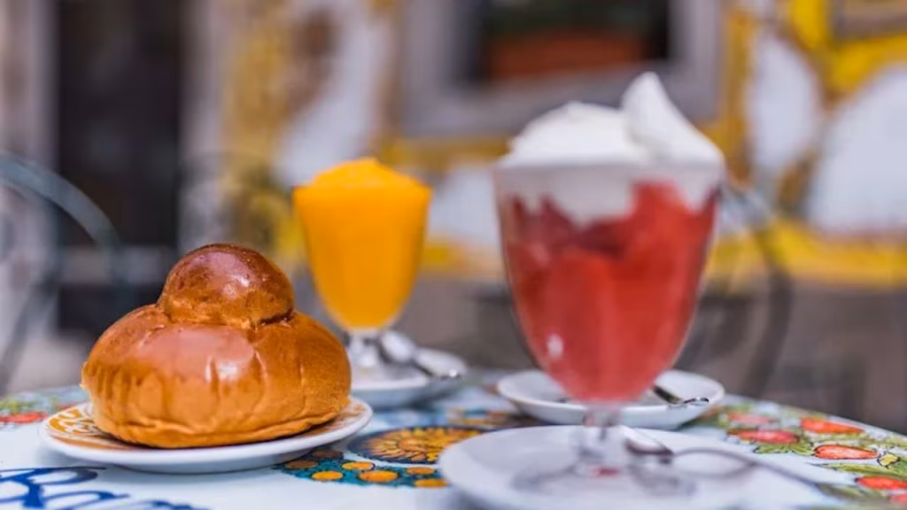 Granita e brioche col tuppo (foto lacucinaitaliana.it) - teleone.it