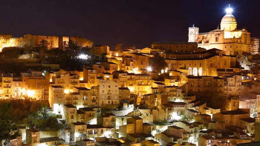 La foto di Piazza Armerina di notte (foto wikipedia) - teleone.it