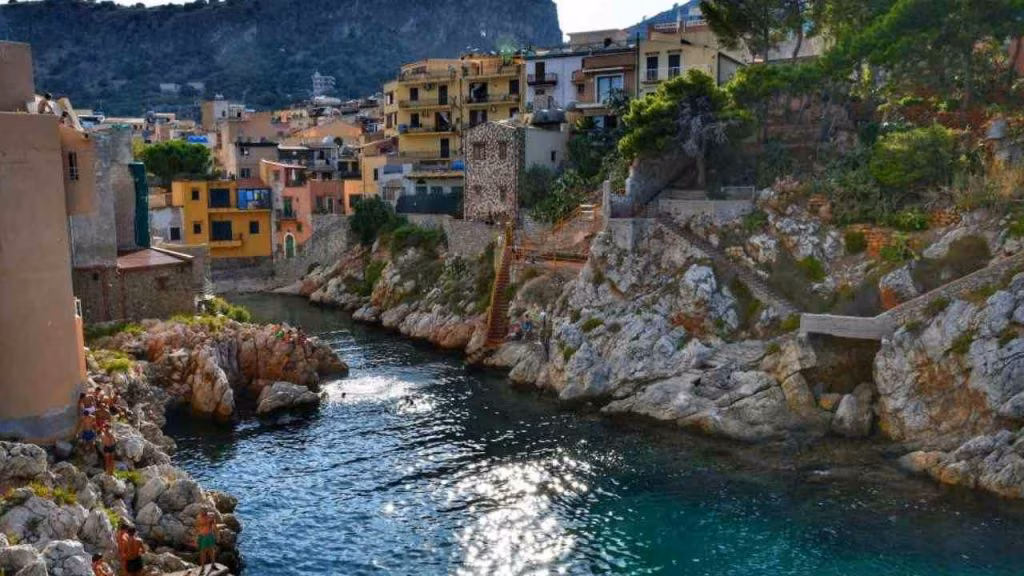 Caletta fra le rocce (foto hitsicily) - mediaoneonline.it