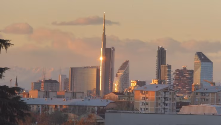 I grattacieli di Porta Garibaldi al_tramonto da Santa Giulia (foto wikipedia ) - teleone.it