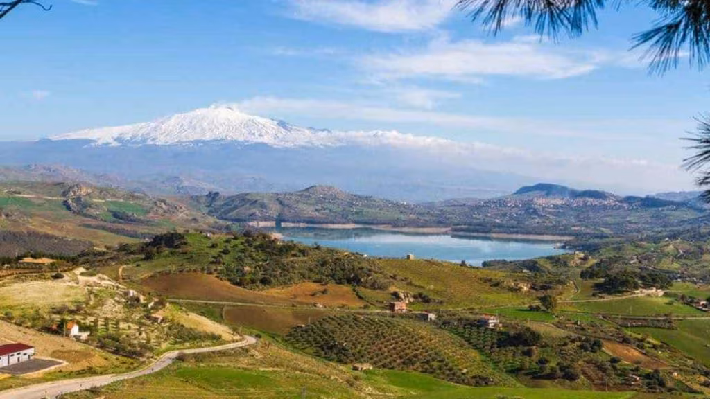 Il "magico" lago nel cuore dell'isola (foto turytrip) - teleone.it