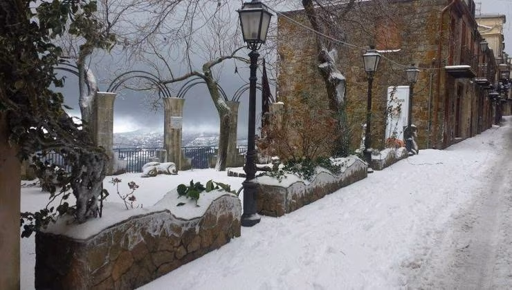 Il borgo innevato in inverno (foto weathersicily) - teleone.it