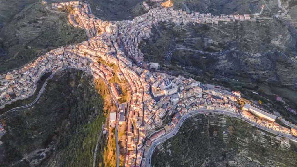 Il paesino siciliano visto dall'alto (foto lavocedinewyork) - teleone.it