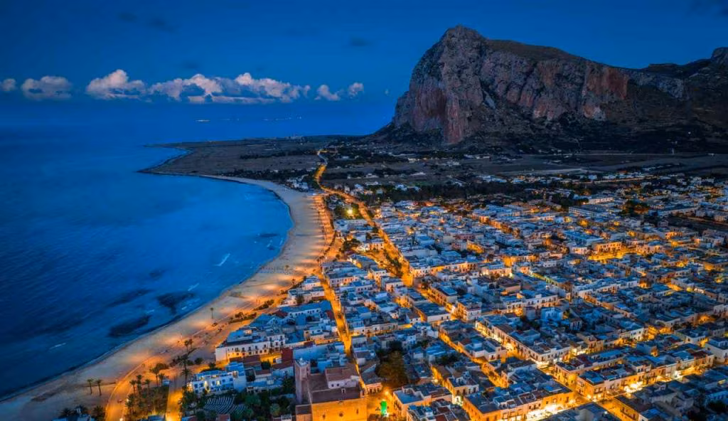 La cittadina di sera, vista dall'alto (foto 101-zone.com) - teleone.it