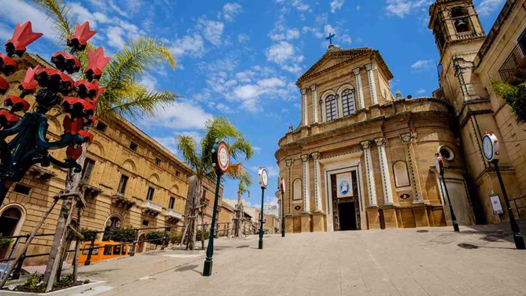 La cittadina, nella piazza centrale (foto ioamolasicilia) - teleone.it