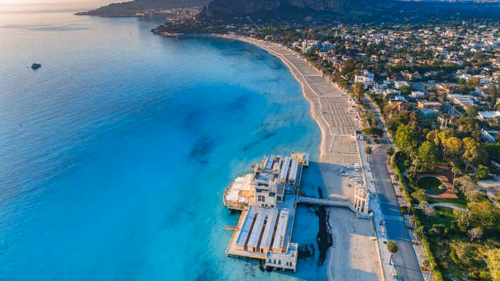 La spiaggia di Mondello vista dall'alto (foto fineartamerica) - teleone.it