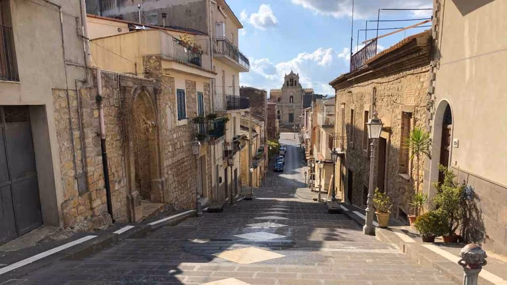La via Trigona, nel paesino siciliano (foto wikimedia) - teleone.it