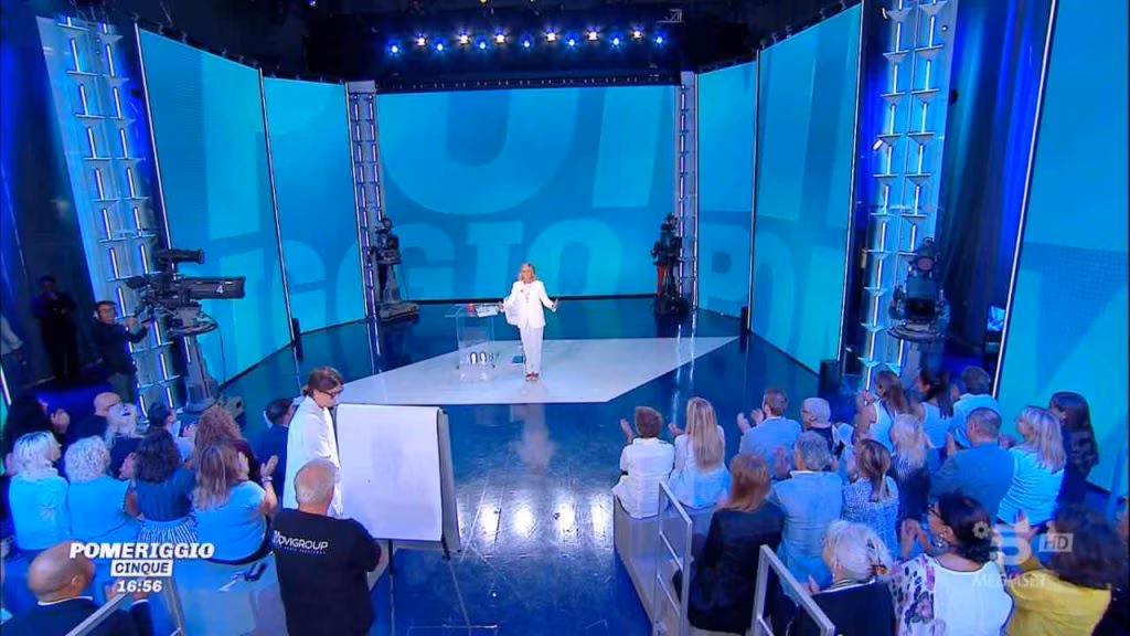Lo studio di Pomeriggio 5 (foto biccy) - teleone.it