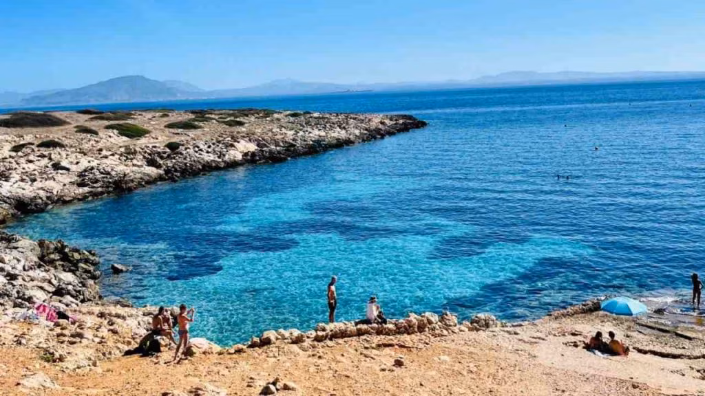Una delle spiaggette nell'isola (foto stiviaggi.com) - teleone.it