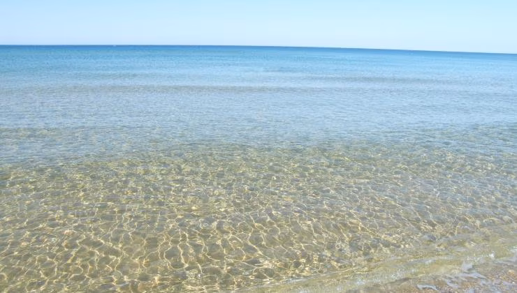 lo specchio d'acqua nella spiaggia siciliana (foto baglioridisicilia) - teleone.it