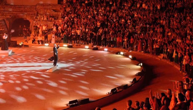 Claudio Baglioni nel teatro greco siciliano (foto instagram claudiobaglioni) - teleone.it
