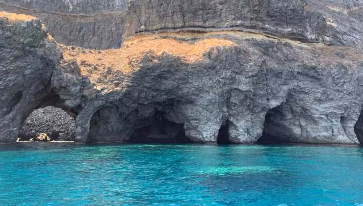 grotte nell'isoletta siciliana (foto wikipedia) - teleone.it