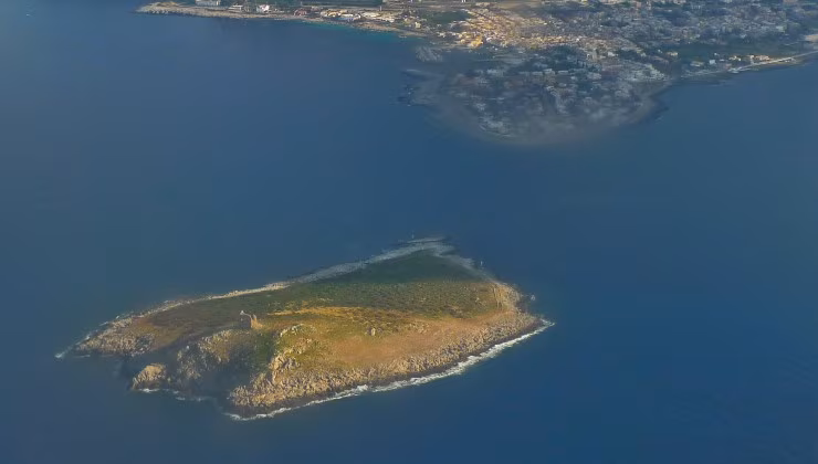 L'isola vista dall'alto, con la torretta (foto wikipedia) - teleone.it