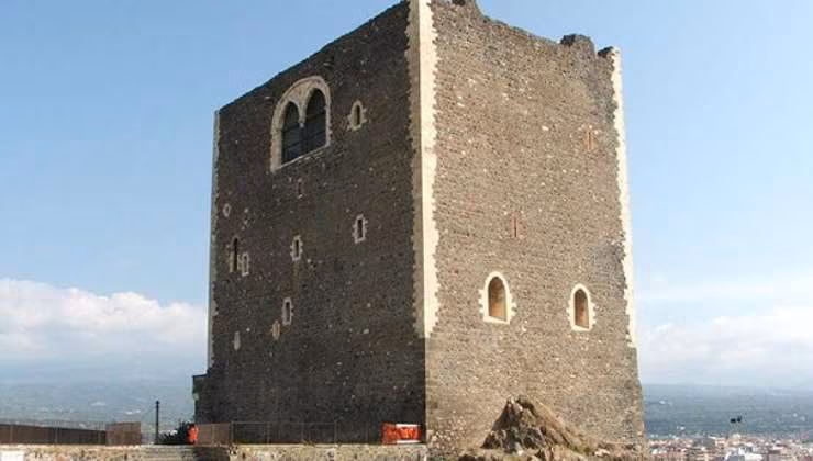 il castello panoramico del catanese (foto wikipedia) - teleone.it