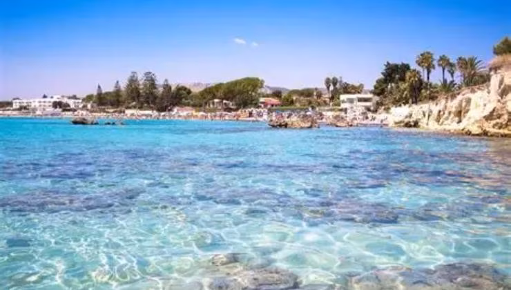 la splendida spiaggia siciliana (foto bing.com) - teleone.it
