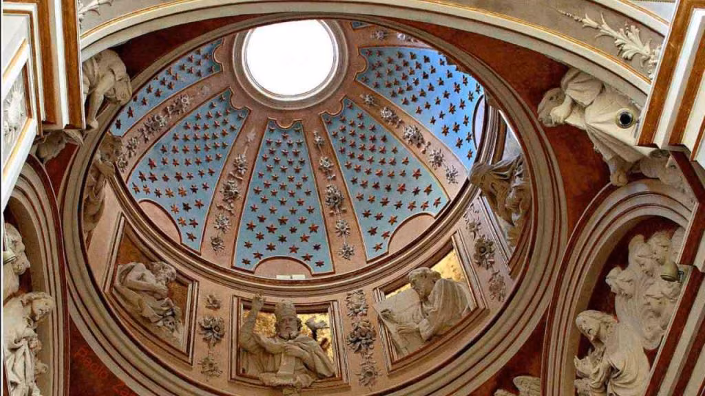 l'interno della chiesa della cittadina (foto ricercavendicari) - teleone.it