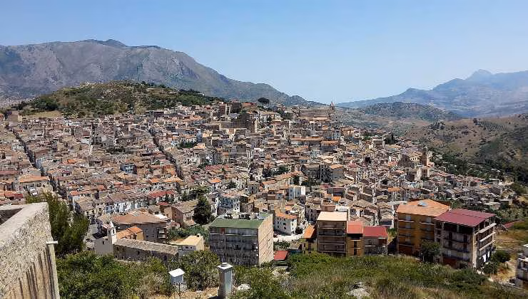 la cittadina di Ciminna vista dall'alto (foto wikipedia) - teleone.it