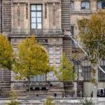 Il mistero del colpo al Louvre: a Parigi fermati due sospettati, stavano preparando fuga in aereo
